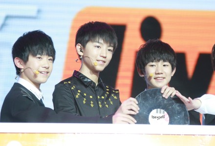 #TFBoys# #王俊凯##王源##易烊千玺#20141125腾讯视频V视界大会 三人合照不太多，红毯时候一直不看一个镜头也是醉，估计孩子们还是有点紧张吧。早上po的不知道为啥没了，因为机油要，所以再po一遍啦~