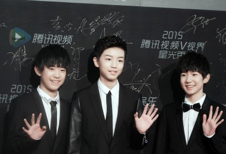 #TFBoys# #王俊凯##王源##易烊千玺#20141125腾讯视频V视界大会 三人合照不太多，红毯时候一直不看一个镜头也是醉，估计孩子们还是有点紧张吧。早上po的不知道为啥没了，因为机油要，所以再po一遍啦~