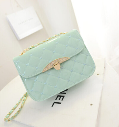 粉粉的单肩包很淑女很文艺