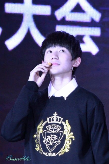 #王源# #TFBOYS王源# 141125 騰訊v視界 高清9P 他笑起來像冬日里的陽光，他有一雙骨節(jié)分明的手，他的輪廓溫和，他能讓你為他著迷～