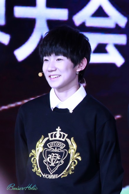 #王源# #TFBOYS王源# 141125 腾讯v视界 高清9P 他笑起来像冬日里的阳光，他有一双骨节分明的手，他的轮廓温和，他能让你为他着迷～