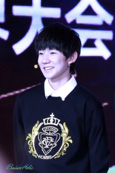 #王源# #TFBOYS王源# 141125 騰訊v視界 高清9P 他笑起來像冬日里的陽光，他有一雙骨節(jié)分明的手，他的輪廓溫和，他能讓你為他著迷～