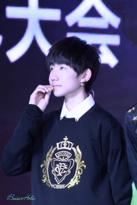 #王源# #TFBOYS王源# 141125 騰訊v視界 高清9P 他笑起來像冬日里的陽光，他有一雙骨節(jié)分明的手，他的輪廓溫和，他能讓你為他著迷～