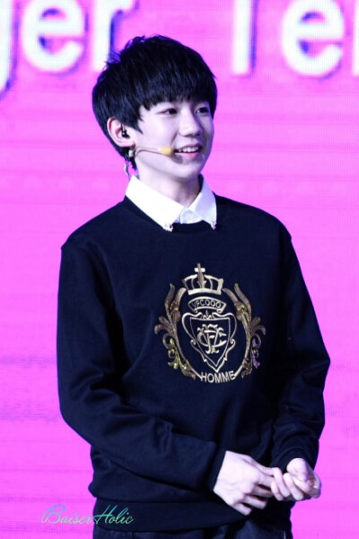 #王源# #TFBOYS王源# 141125 騰訊v視界 高清9P 他笑起來像冬日里的陽光，他有一雙骨節(jié)分明的手，他的輪廓溫和，他能讓你為他著迷～