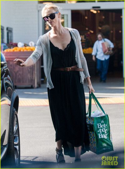 charlize theron sean penn grocery shop 03