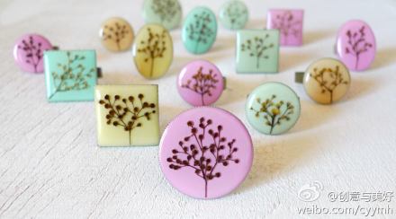  有没有想过不起眼的花花草草，被环氧树脂和彩纸包裹起来，做成首饰会是怎样的效果？怎么样！简单而高贵，低调而高雅，自然的美才是真的美。来自克罗地亚的Vanja and Morana。http://t.cn/RzMkKvO