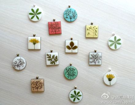  有没有想过不起眼的花花草草，被环氧树脂和彩纸包裹起来，做成首饰会是怎样的效果？怎么样！简单而高贵，低调而高雅，自然的美才是真的美。来自克罗地亚的Vanja and Morana。http://t.cn/RzMkKvO