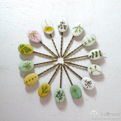  有没有想过不起眼的花花草草，被环氧树脂和彩纸包裹起来，做成首饰会是怎样的效果？怎么样！简单而高贵，低调而高雅，自然的美才是真的美。来自克罗地亚的Vanja and Morana。http://t.cn/RzMkKvO