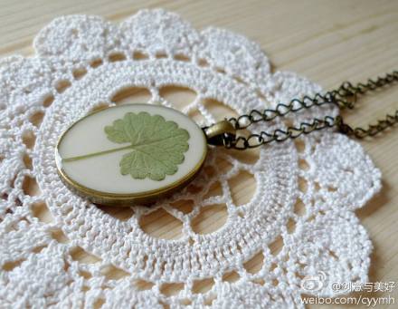  有没有想过不起眼的花花草草，被环氧树脂和彩纸包裹起来，做成首饰会是怎样的效果？怎么样！简单而高贵，低调而高雅，自然的美才是真的美。来自克罗地亚的Vanja and Morana。http://t.cn/RzMkKvO