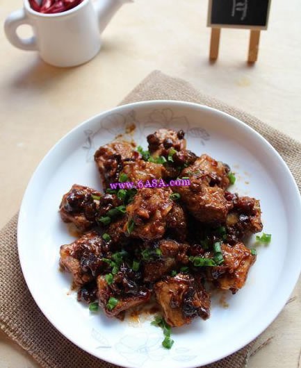 下饭家常豆豉蒸排骨的做法 工 艺：蒸口 味：咸鲜味难 度：初中水平人 数：2准备时间：5分钟烹饪时间：&amp;lt;60分钟 豆豉蒸排骨的主料：排骨300克 豆豉蒸排骨的辅料：葱适量、姜适量、蒜适量、干辣椒适量、生粉5克、白糖5克、豆豉15克、食盐适量、黄酒10克、生抽5克 豆豉蒸排骨的做法： 1、排骨洗净后焯…http://www.6a8a.com/caipu/71914/