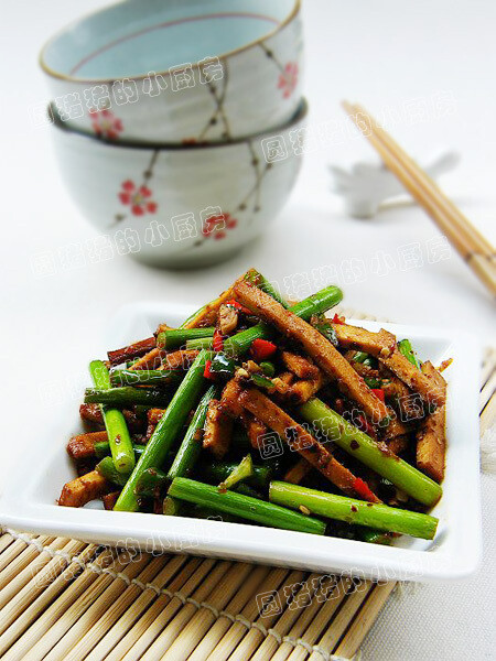 夏季开胃小菜：麻辣蒜苔炒香干 材料： 蒜苔、五香豆干、蒜蓉、辣椒粉、花椒粉、盐 制作方法： 蒜苔洗净切段，五香豆干切粗丝，锅内冷油放入蒜蓉爆香，放入五香豆干略炒起锅备用。 锅内再热少量油放入蒜苔炒片刻先加少量盐，再倒入五香豆干，因为油少要放两调羹水，放入盐，炒至水快干，临出锅时放入辣椒粉、花椒粉翻炒均匀即可上菜。 口味：麻辣鲜香，非常开胃下饭 小提示：做一些不会出水的菜，要省油就要适量的放些水，不然炒出来干涩无味，全用油炒虽然味道是好吃但太不健康。 蒜苔比较