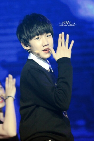 【王源 黑衣小王子】【做王源女朋友】【为红毯而生】【王源 侧颜】#TFBOYS王源# 141125 9p~ @TFBOYS-王源 想倾听你心中的歌，看你笑颜如花朵，想跟随你舞动的步伐，摘下你眼中璀璨若星火。#初见千凯源，倾心复十年#