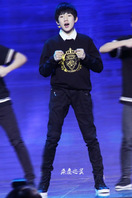 #王源# 为你翘课的那一天，花落的那一天，教室的那一间，我怎么看不见。消失的下雨天，我好想再淋一遍。lofter：http://t.cn/RztUBO7 @TFBOYS-王源 为你都是值得的，爱你