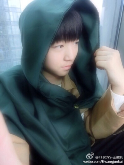 这几天看好多评论想看调查兵团披风的样子，所以就找@TFBOYS-王源 借来穿给大家看，不过这件披风真的好大，觉得我这次出的Cosplay还算好的，一定要点个赞鼓励下我哈