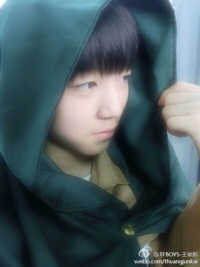 这几天看好多评论想看调查兵团披风的样子，所以就找@TFBOYS-王源 借来穿给大家看，不过这件披风真的好大，觉得我这次出的Cosplay还算好的，一定要点个赞鼓励下我哈