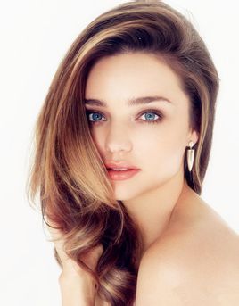 米兰达·可儿 （Miranda Kerr） ，1983年4月20日出生于澳大利亚新南威尔士冈尼达，模特。13岁时从《Dolly》杂志封面女郎的全国模特甄选竞赛中荣获冠军，步入模特生涯。因代言美宝莲而被关注。2007年代言维多利亚的秘密签约成为“天使超模” 。2010年6月，与奥兰多·布鲁姆正式订婚。两人育有一子。2013年10月25日，米兰达·可儿与奥兰多·布鲁姆正式离婚。