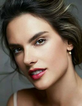 亚历山大·安布罗休（Alessandra Ambrósio），巴西著名的维多利亚的秘密天使超模和女演员、新晋设计师。