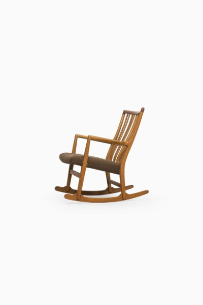 1942年推出的一款摇椅，知名度和他的经典产品有差距，但是设计水准还是比较高的。