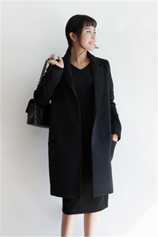 黑色套装，外套搭配连衣裙，韩式OL的温柔。
