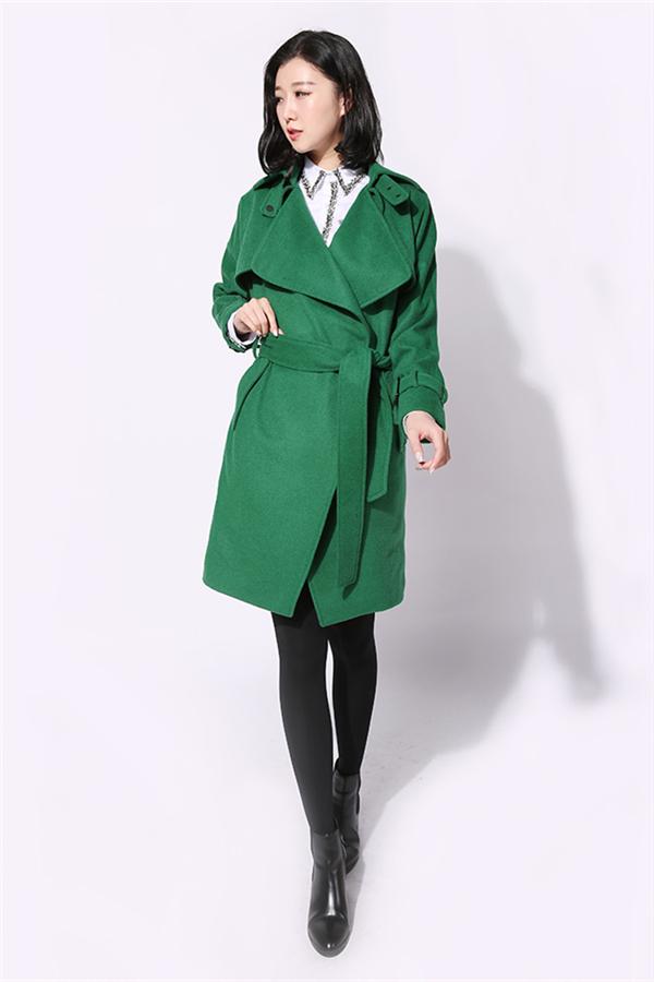 绿色外套搭配白色衬衫大衣收腰的设计不显臃肿十分适合秋冬
