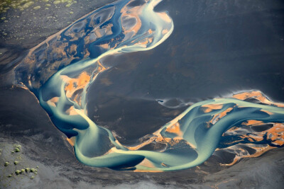 大地脉络——冰岛上空航拍的火山地区河流，美到不真切。丨俄罗斯摄影师Andre Ermolaev