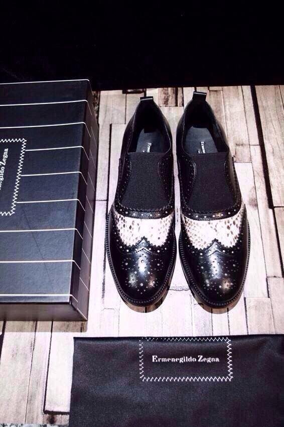 杰尼亚【Zegna】蛇皮拼接油面小牛皮套脚正装男鞋 。意大利顶级男装品牌，时尚的你不可能不知晓！ 绝对大作 zegna10月份发布的这款蛇皮拼接牛皮的男士时装鞋 大玩cutting 鞋面多出冲孔雕花令到整双鞋子更加充满张力 拼接在中间的白色蛇纹皮负责撞色 夺目欺人✨鞋面上的弹力布 让穿着的时候变得更加简单 方便和舒适 而且一些…