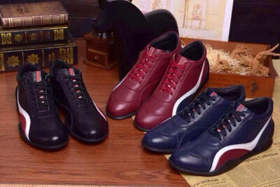 【PRADA 】普拉达专柜同步款男鞋。精选头层小牛皮精工细作，配搭头层猪皮里，经典时尚设计，高端大气风格，颜色：黑色、蓝色、红色！码数：38～44 。照片实拍，亲可放心购买。