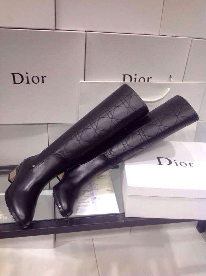 Dior迪奥小姐2014年冬季最新款高筒女靴子。专柜同步上市，潮流新风向标，上脚超美，逛街吸睛神器，专柜售￥18880，原版1：1开模，专柜完美复刻，面料是意大利进口小牛皮，手感柔软，经典棱形电绣，永恒不褪色，筒形超挺拨，如同专柜橱窗里的一样，内里领口进囗头层猪皮，内里垫脚全是进囗绒毛，温暖整个冬天，好材料配上一…