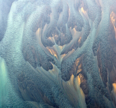 大地脉络——冰岛上空航拍的火山地区河流，美到不真切。丨俄罗斯摄影师Andre Ermolaev