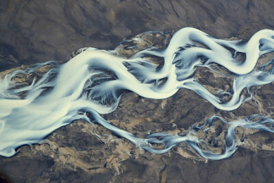 大地脉络——冰岛上空航拍的火山地区河流，美到不真切。丨俄罗斯摄影师Andre Ermolaev