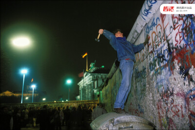 25年前的11月9日，柏林墙被推翻，东西德人民迎来“团聚”的时刻。然而，这仅仅是激动人心的开始，也仅仅是“隔离”物理意义的结束；等待人们的，是一堵由东西差异、人心远近常年累积而成的心墙。在其后的25年里，被…