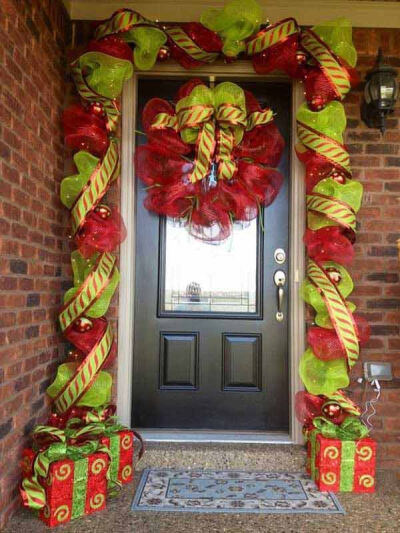 Forty Cool DIY Decorating Tips For Christmas Front Porch | Interior Design inspirations and articles