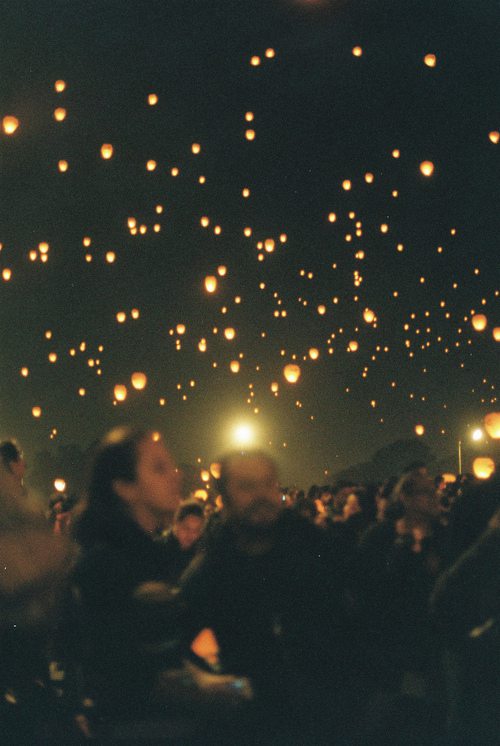  可以一个人唱歌，一个人喝咖啡，一个人涂鸦，一个人旅行，一个人逛大街，一个人在雨中漫步，一个人听音乐，一个人自言自语，一个人发呆，一个人跳舞，一个人看电视，一个人翻杂志…… 只有爱，是自己一个人做不到的。