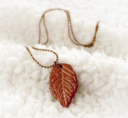 给大家整理最为新鲜的生活创意、小制作资讯，欢迎你们到这里来，分享你的灵感！接下来给各位DIY达人收录了这组精致优雅的软陶树叶饰品DIY制作方法图解，DIY达人不能错过哦！喜欢的话不妨记录DIY带来给每一个人的美丽吧。