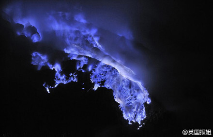 世界上有两个蓝色的火山，一个在冰岛一个在印尼，火山喷发时的蓝色岩浆特别酷炫，宛若宇宙