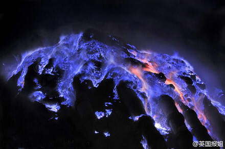 世界上有两个蓝色的火山，一个在冰岛一个在印尼，火山喷发时的蓝色岩浆特别酷炫，宛若宇宙