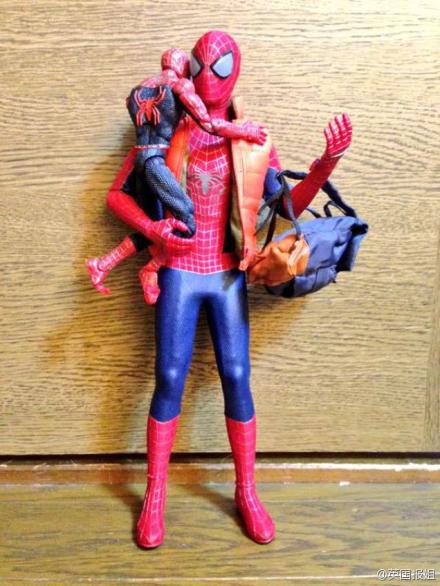 一网友给自己的蜘蛛侠手办拍了一组拟人化的照片，拯救世界的英雄秒变居家贤惠的暖男，而且还是个会撒娇的猫奴