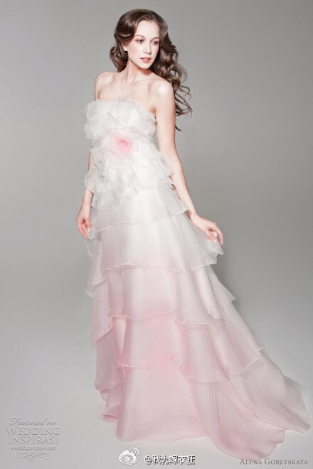 Alena Goretskaya 婚纱礼服，系列以“公主”为主题，推出了浪漫至极、柔美至极的婚纱。设计尽展贵族风范，多层皱褶与蛋糕状堆叠元素的运用，使得整个系列的作品华贵典雅，波光洌滟，令人仿若置身梦幻乐园。