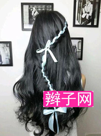 把长长的发带编进发辫中，创意十足。 从右前侧开始的类似于蜈蚣辫的麻花辫编发融入素白的发带，营造出挑染的效果，与纯黑色的发色形成鲜明的对比，显得发型非常的有层次感，而发辫并不是一层不变的，在脖颈处改为了纯粹的麻花辫，并用同色的发带系成蝴蝶结，点缀发型，淡雅清新，心思非常的巧妙。