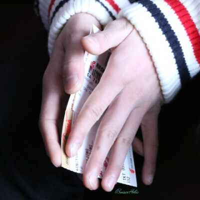 #王源##TFBOYS王源# 北京首都机场送机 14.12.07 继续王不修的美手！！！苏哭！原片无磨皮！