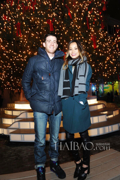 当地时间12月3日，杰米·钟 (Jamie Chung) 与未婚夫在纽约街头圣诞树前合影。