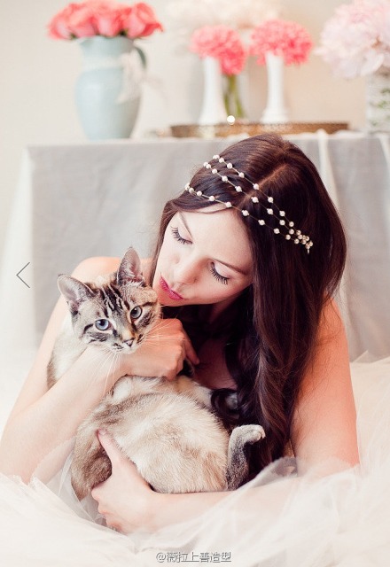  见证你的成长，无论你开心、伤心还是愤怒的时候，它都静静地守候在你身旁，虽然偶尔淘气得无法容忍，但关键时刻还是非常贴心，这样的萌宠除了你家喵星人还有谁？到了婚礼，人生这个重要的时刻，见证你的幸福时光，又怎能少了它呢？@薇拉摄影AVIVA @薇拉时光 @光合流年