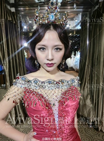 #上善客片集# @薇拉上善nicole君 由nicole君亲手缝制的披肩和皇冠 每一针每一线都是对我的准新娘们满满的祝福 再配上复古而浪漫的水波纹 尽显女王范儿