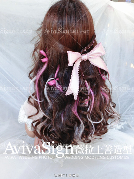 #上善客片集# @AvivaSign上善造型叶子 【清新新娘造型】自然垂下的长卷发造型，柔美动人，打造出灵巧可爱的新娘。