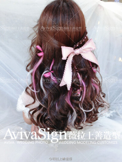 #上善客片集# @AvivaSign上善造型叶子 【清新新娘造型】自然垂下的长卷发造型，柔美动人，打造出灵巧可爱的新娘。