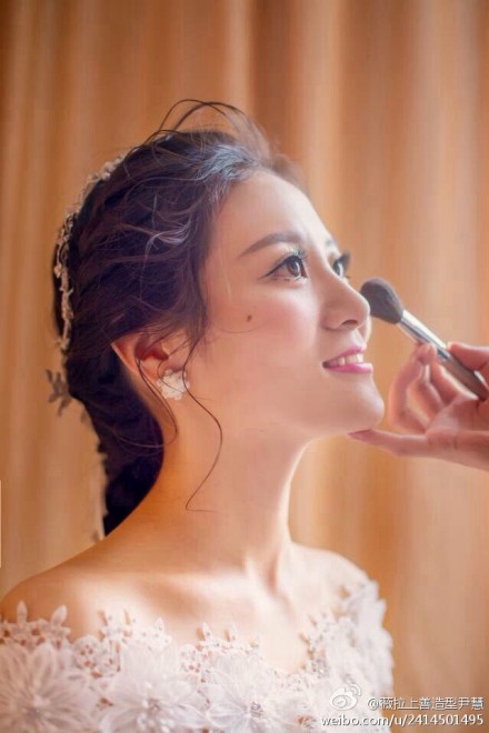  收到美丽的新娘婚礼当天的花絮[飞吻]太美了[飞吻][飞吻][飞吻]婚礼当天的画面再一次浮现，真是太幸福了[飞吻][飞吻][飞吻][飞吻]也感谢亲爱的你选择相信我们薇拉上善。。选择相信我哦[飞吻][飞吻]把一辈子最重要的一天交给我们绝对没错嗒@薇拉上善造型 |统一街