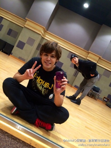 【BLOG】ちょっとFUMIくん!! http://t.cn/Rz024Tq 今天也是「MAMORU MIYANO LIVE TOUR 2015 ～AMAZING!～」的舞蹈排练☆好嘞!!!我会加把劲努力的!!!!!!!＼(^o^)／…喂喂FUMI君!!!(&amp;gt;_&amp;lt;)整个人都拍进来了哦ーーー!!!!!!!(￣O￣;)（笑）