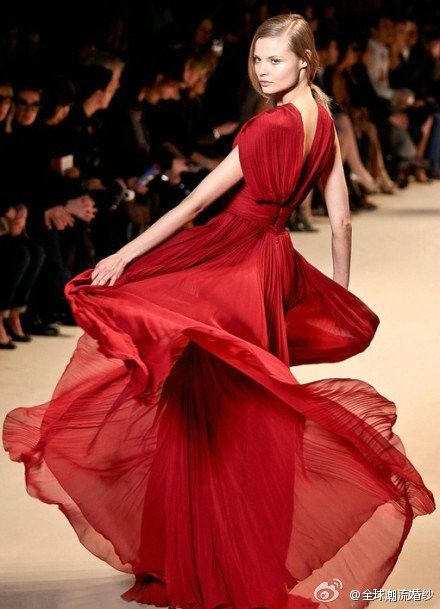 #你收过情书吗# 袭一身红裙，艳压全场。