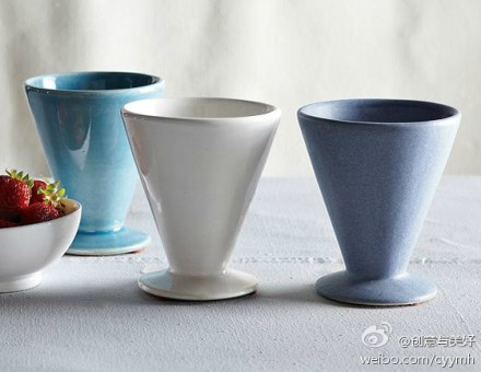 嗯，这杯子看起来不错，叫mediterranean parfait cups，的确适合盛上一杯冰激凌，边吃边看电视！。据说来自这个网站http://t.cn/7tALL，但没有找到。