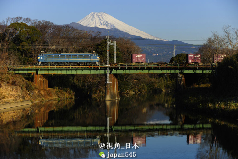 旅游：连接上野～札幌的特快卧铺列车「北斗星」将于2015年3月停运，北斗星蓝色列车也将成为历史。「北斗星号」诞生于1988年，不仅有带浴室的豪华单人间，还可以品尝怀石料理、法国料理。但由于车体老化，运行线路又与计划于2016年春正式开通的北海道新干线重叠，因此决定退出历史舞台。